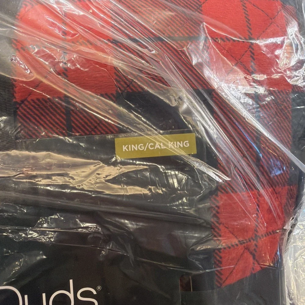 New‎ Cuddl Duds King size Cozy Soft comforter Red/Black Plaid faux fur